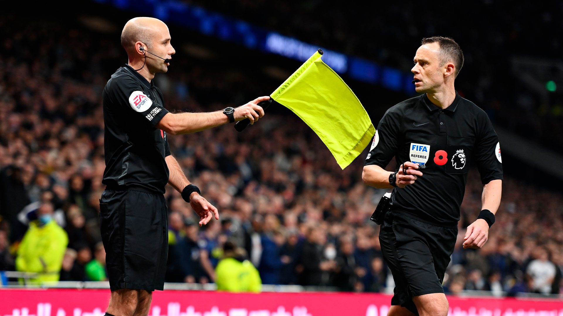 Fuorigioco, cos'è e come funziona: guardalinee e VAR