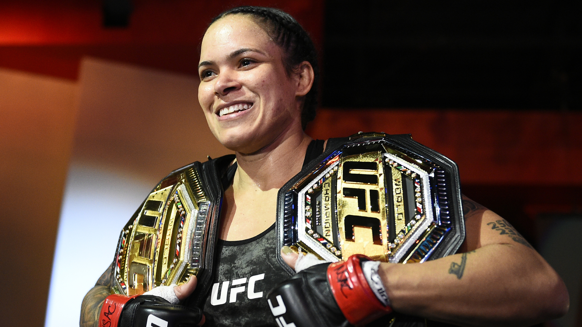 Amanda Nunes mostra le sue cinture