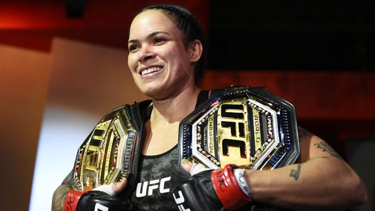 Amanda Nunes mostra le sue cinture