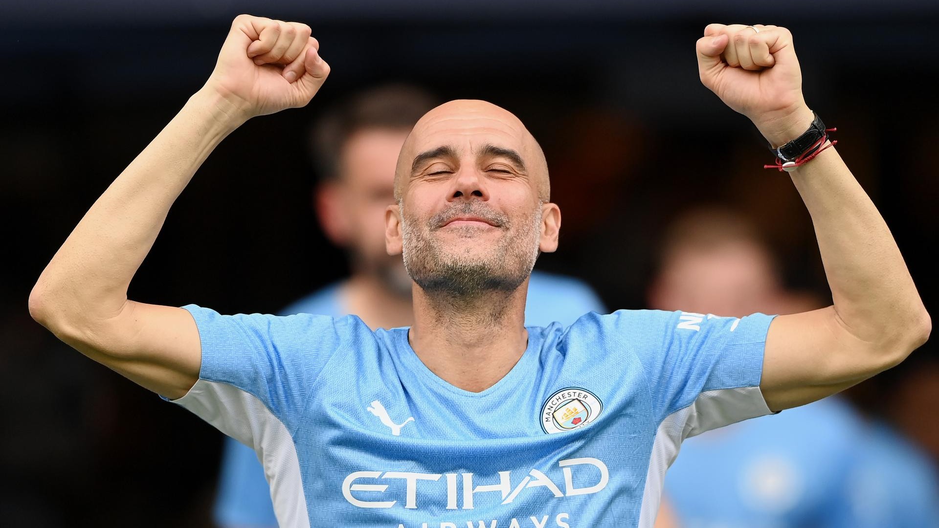 Pep Guardiola festeggia la conquista della Premier League con il Manchester City