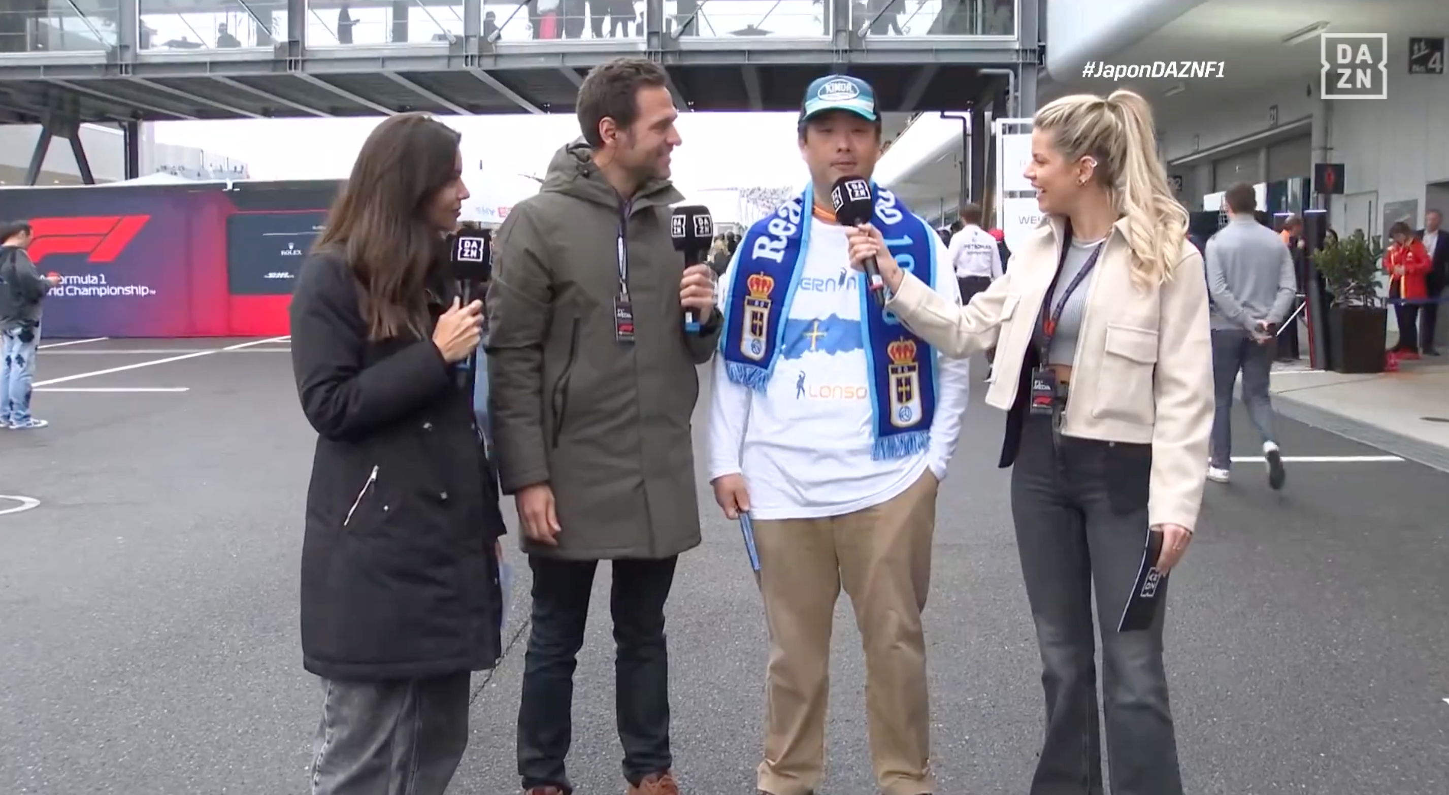 El aficionado japonés loco por Fernando Alonso en el micrófono de DAZN