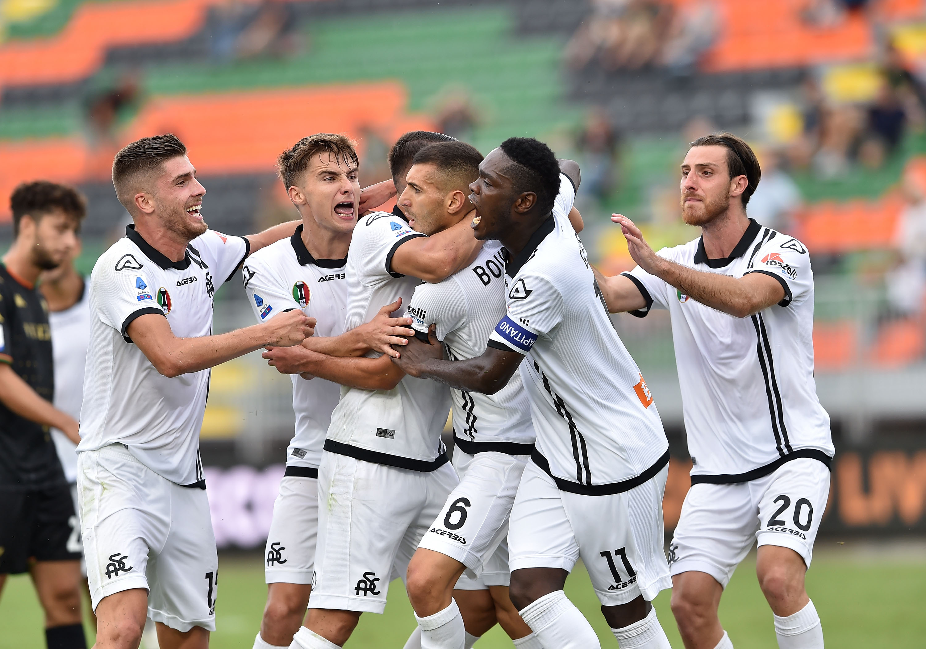 I giocatori dello Spezia esultano al gol di Bourabia