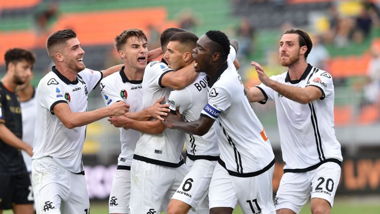 I giocatori dello Spezia esultano al gol di Bourabia