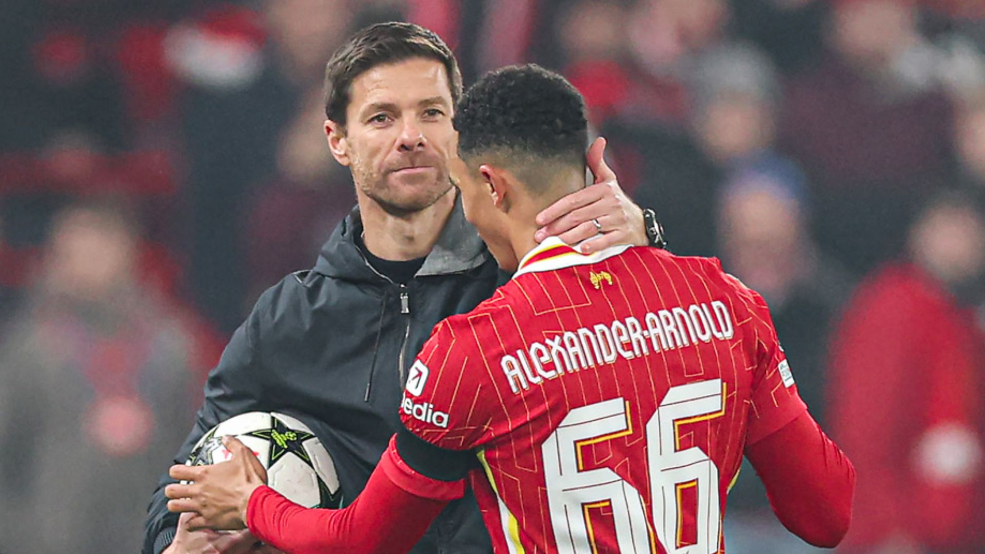 Xabi Alonso y Trent-Alexnader Arnold.