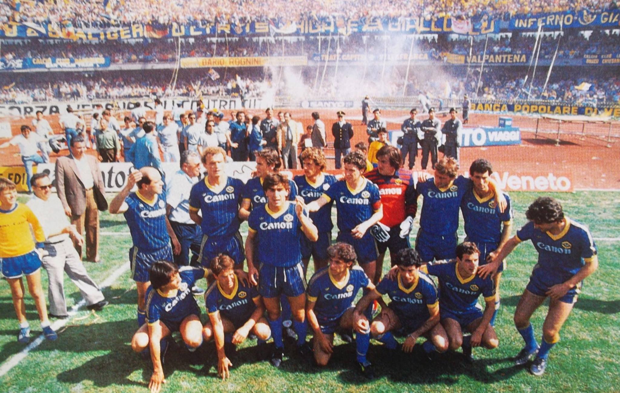 I giocatori del Verona festeggiano lo scudetto del 1985