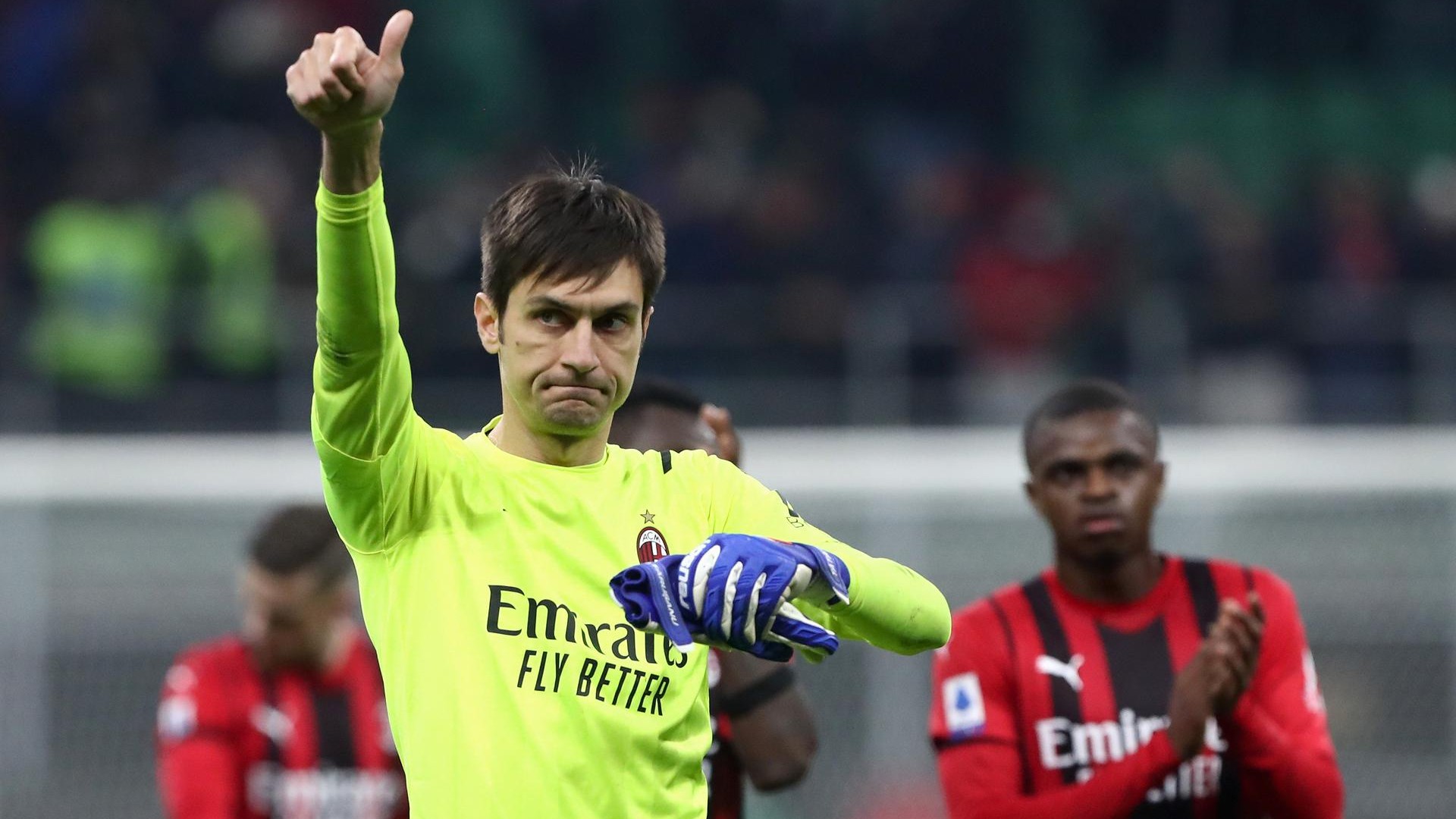Ciprian Tatarusanu il secondo portiere del Milan ringrazia i tifosi