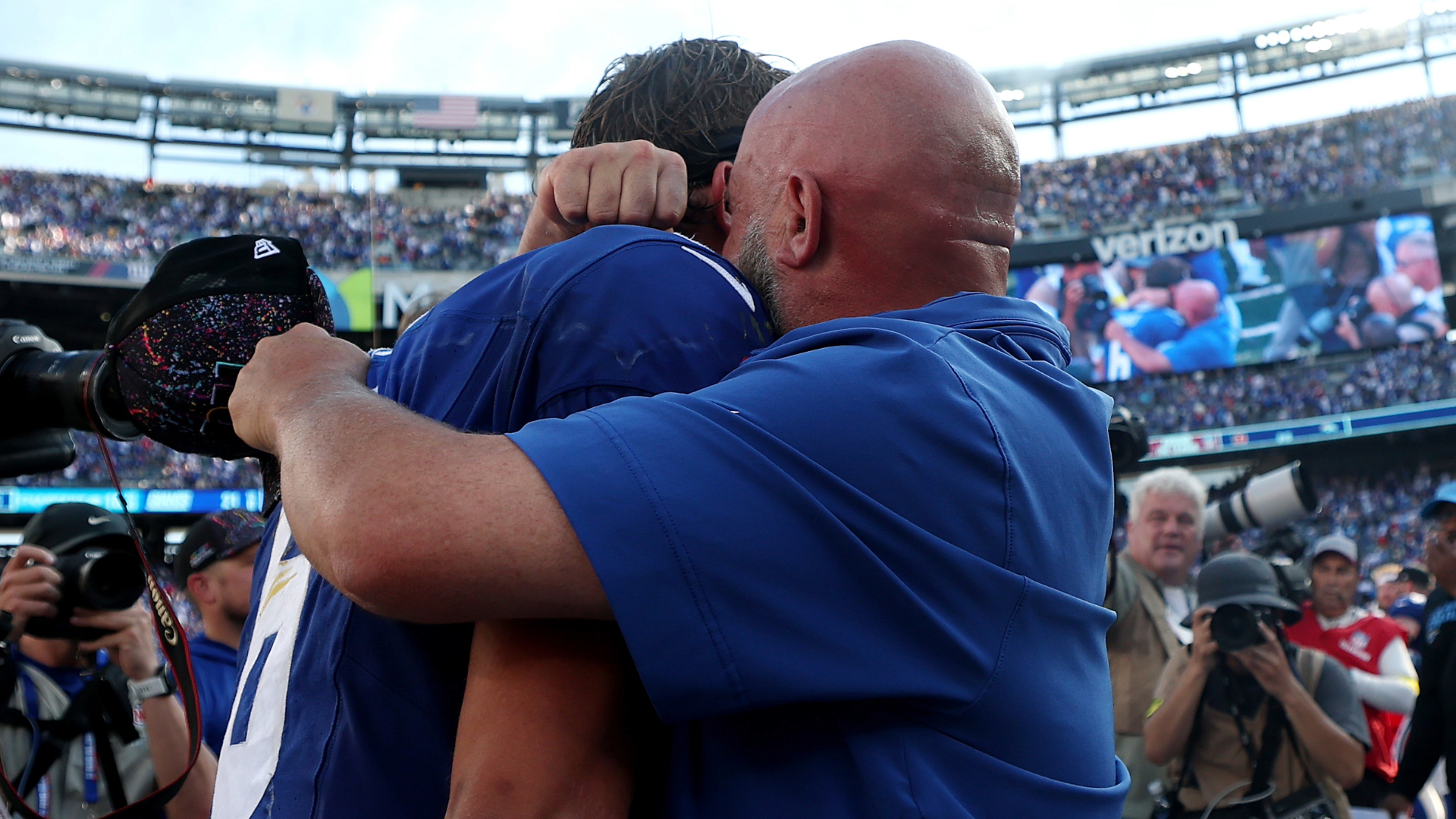 Daboll Dart hug 16x9