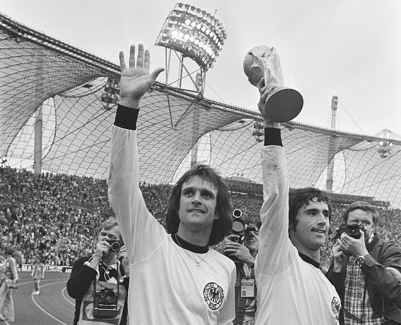 Müller (a destra) solleva la Coppa del Mondo nel 1974