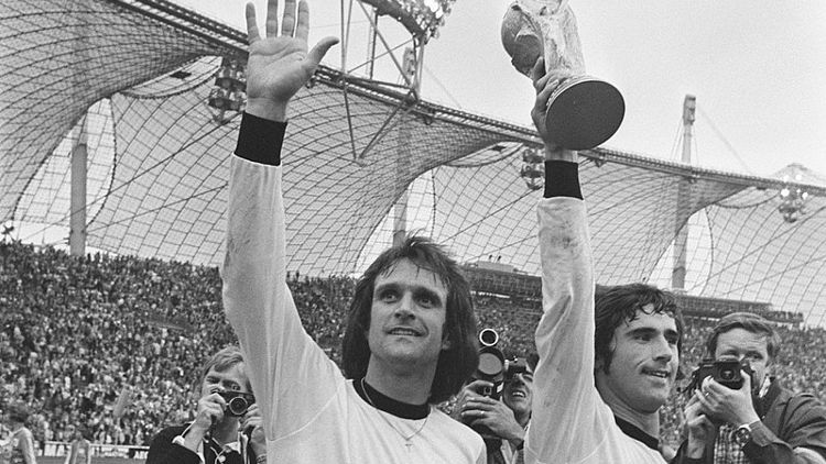 Müller (a destra) solleva la Coppa del Mondo nel 1974