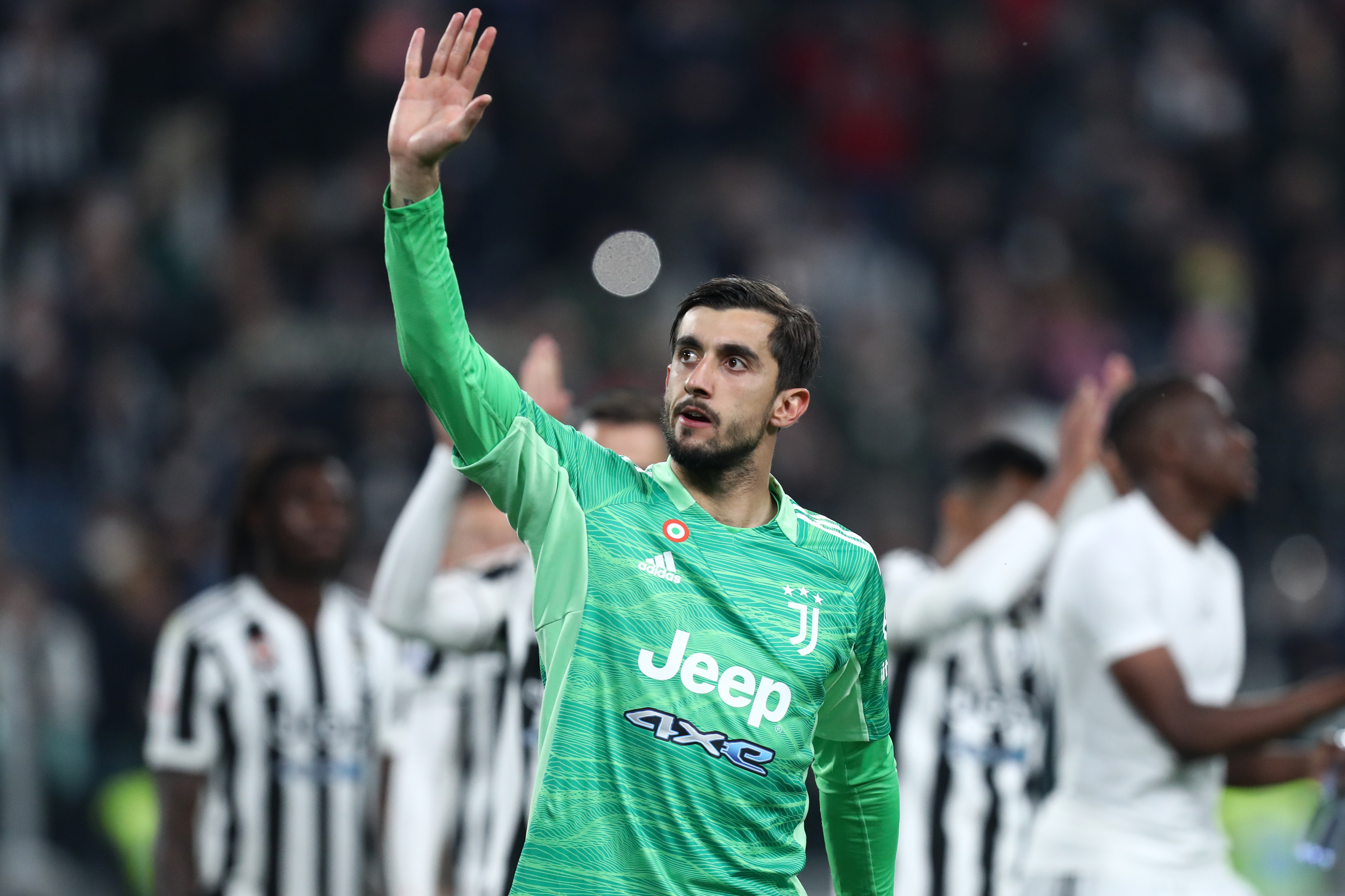 Mattia Perin saluta i tifosi dopo il match di Coppa Italia tra Juventus e Fiorentina
