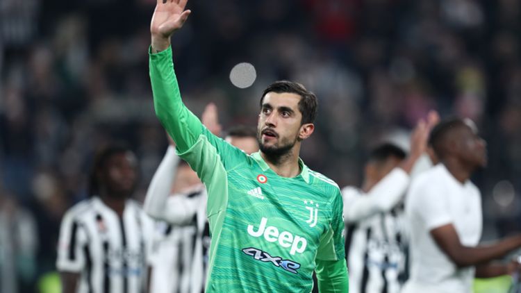 Mattia Perin saluta i tifosi dopo il match di Coppa Italia tra Juventus e Fiorentina