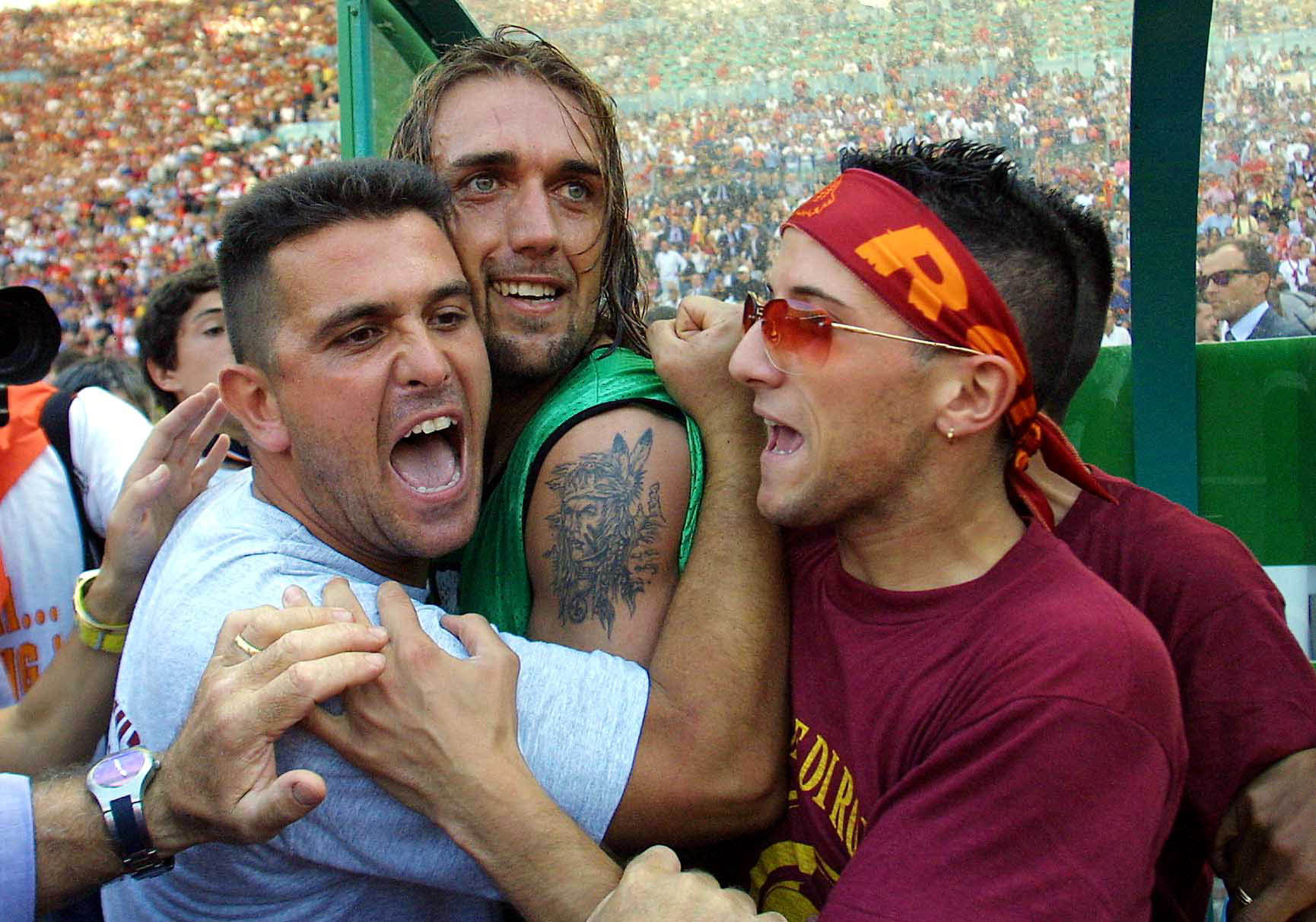 Batistuta festeggia con i tifosi della Roma lo scudetto del 2001