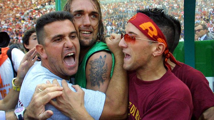 Batistuta festeggia con i tifosi della Roma lo scudetto del 2001