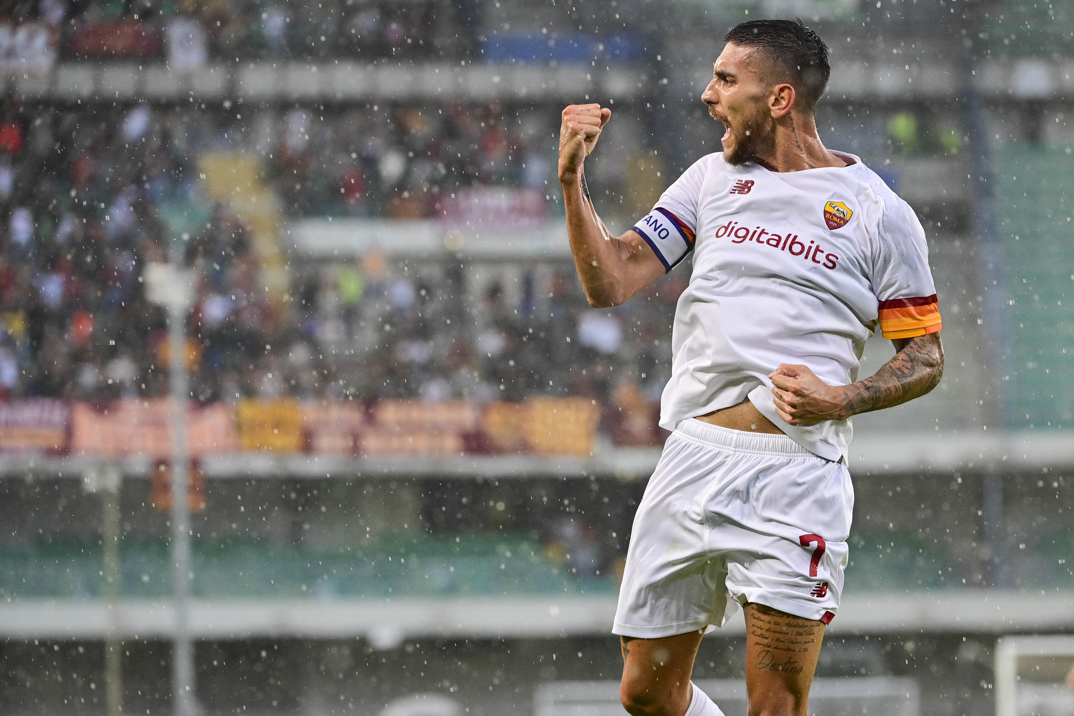 Lorenzo Pellegrini esulta dopo il super-gol contro il Verona