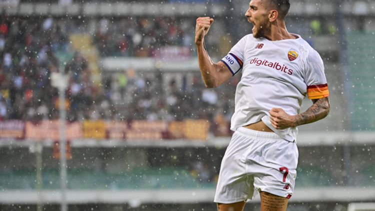 Lorenzo Pellegrini esulta dopo il super-gol contro il Verona