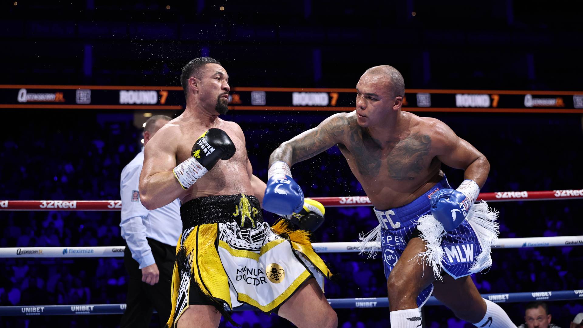 Fabio Wardley throws right hand against Joseph Parker_25102025