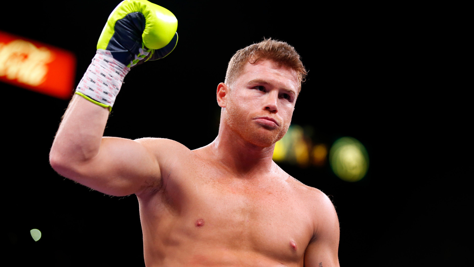 Canelo Alvarez mostra il pugno
