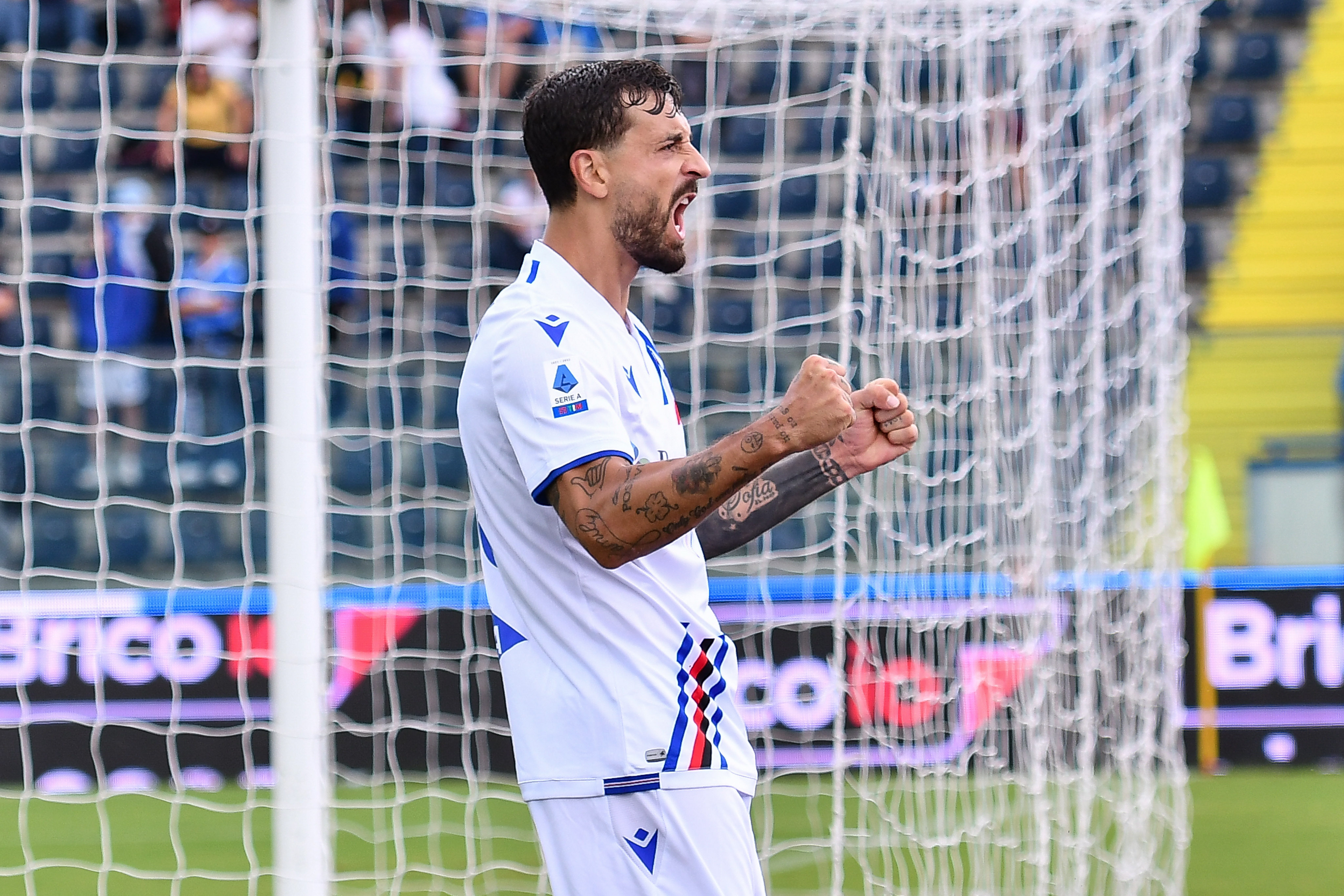 Caputo esulta con la maglia della Sampdoria