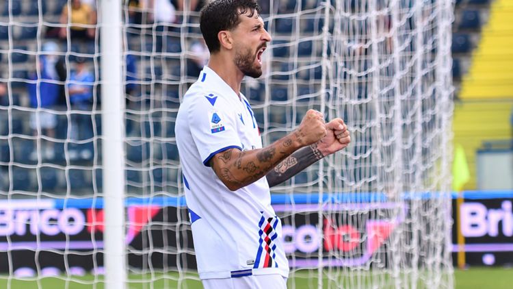 Caputo esulta con la maglia della Sampdoria
