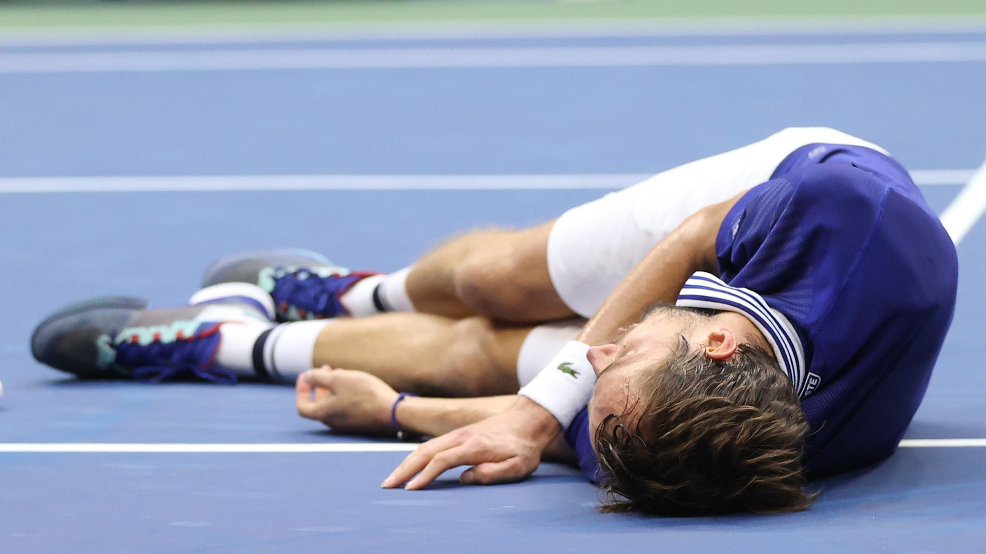 US Open 2021, Daniil Medvedev celebra L2 + sinistra il suo primo Slam vinto contro Novak Djokovic