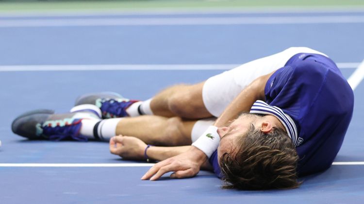 US Open 2021, Daniil Medvedev celebra L2 + sinistra il suo primo Slam vinto contro Novak Djokovic