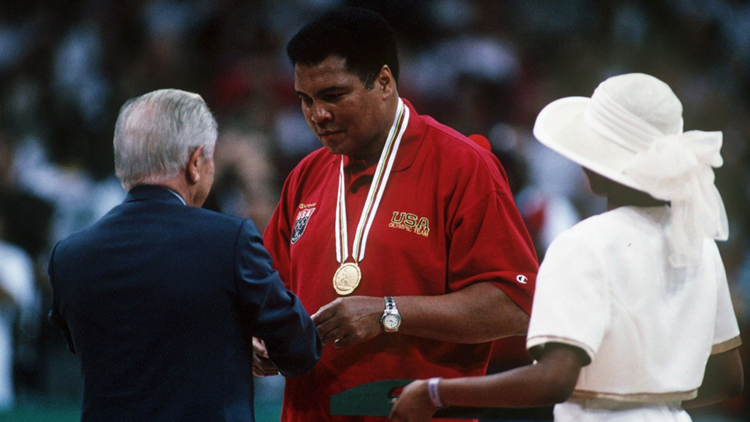 Muhammad Ali riceve la nuova medaglia ad Atlanta 1996