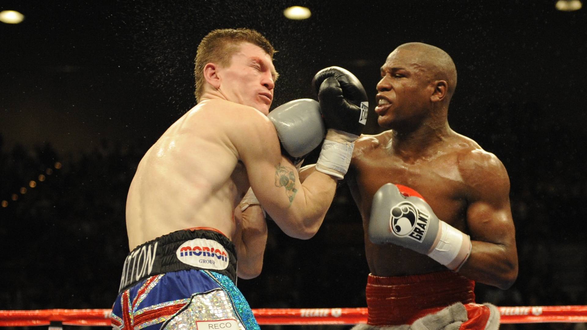Floyd Mayweather Jr, (gray) vs Ricky Hatton at MGM Grand Garden Arena, Las Vegas, NV 12/8/2007