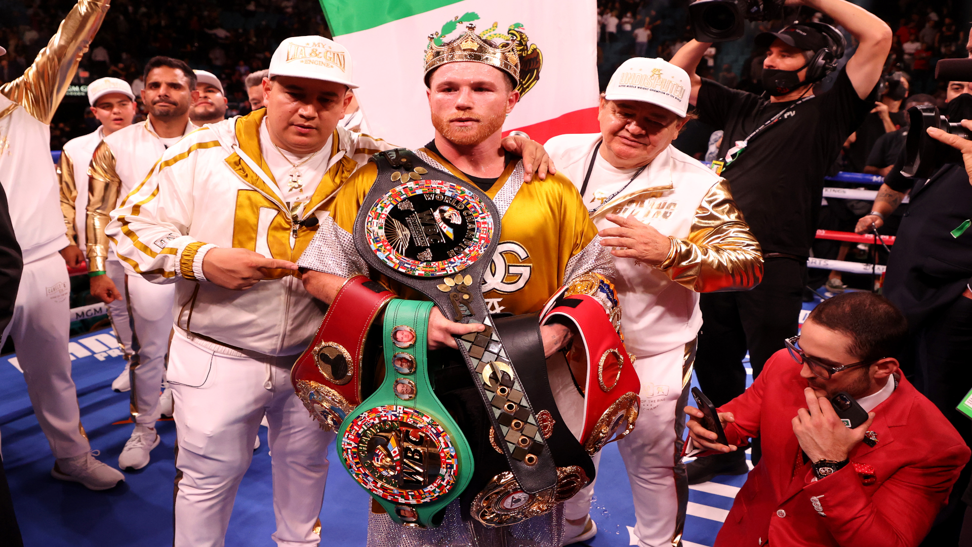 Canelo Alvarez mostra le sue cinture di campione