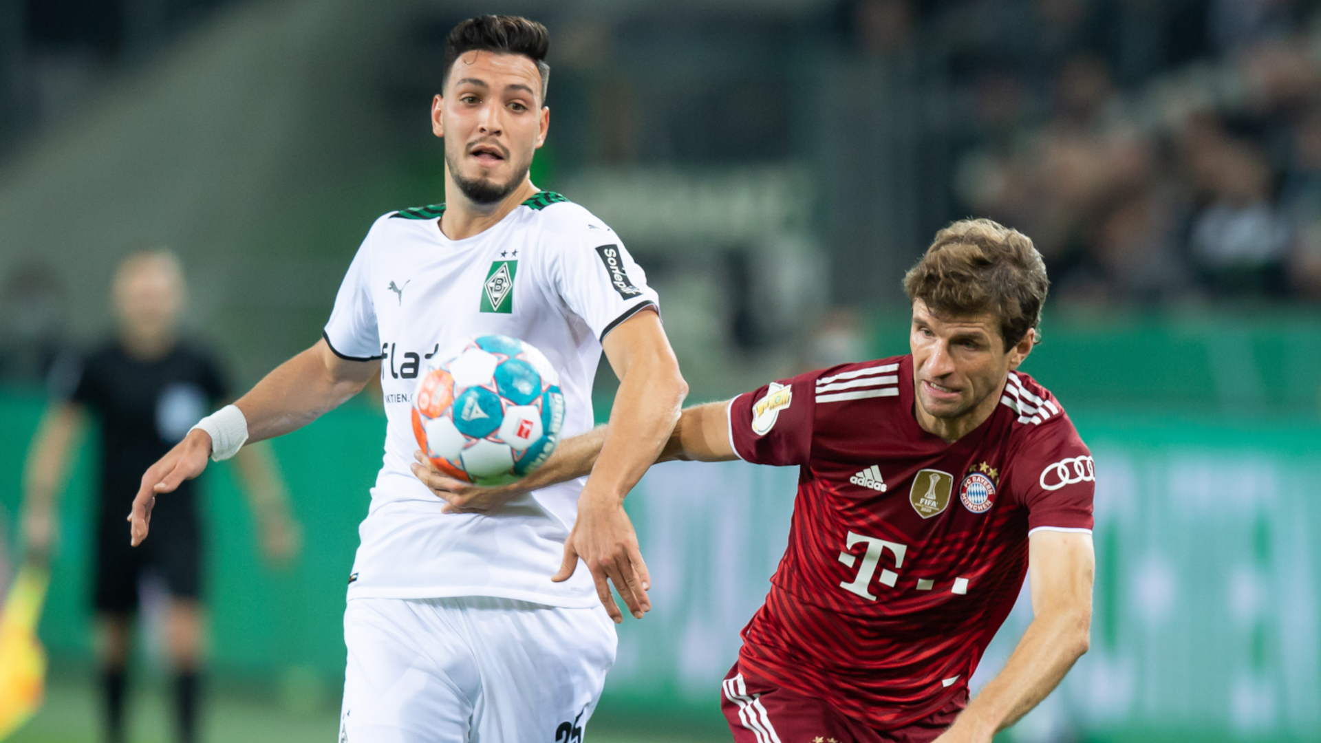 Borussia Mönchengladbach FC Bayern München Bundesliga Thomas Müller Ramy Bensebaini 27102021