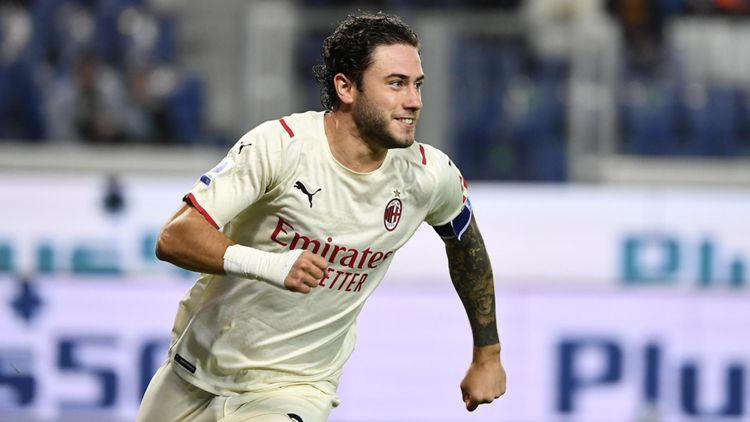 Il difensore del Milan Davide Calabria esulta dopo un gol