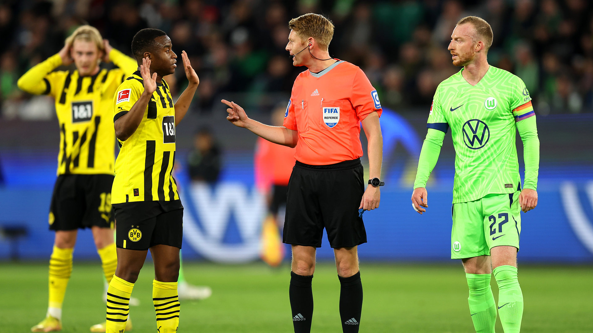 Borussia-Dortmund-VfL-Wolfsburg-Bundesliga-Youssoufa-Moukoko-Maximilian-Arnold-2022110