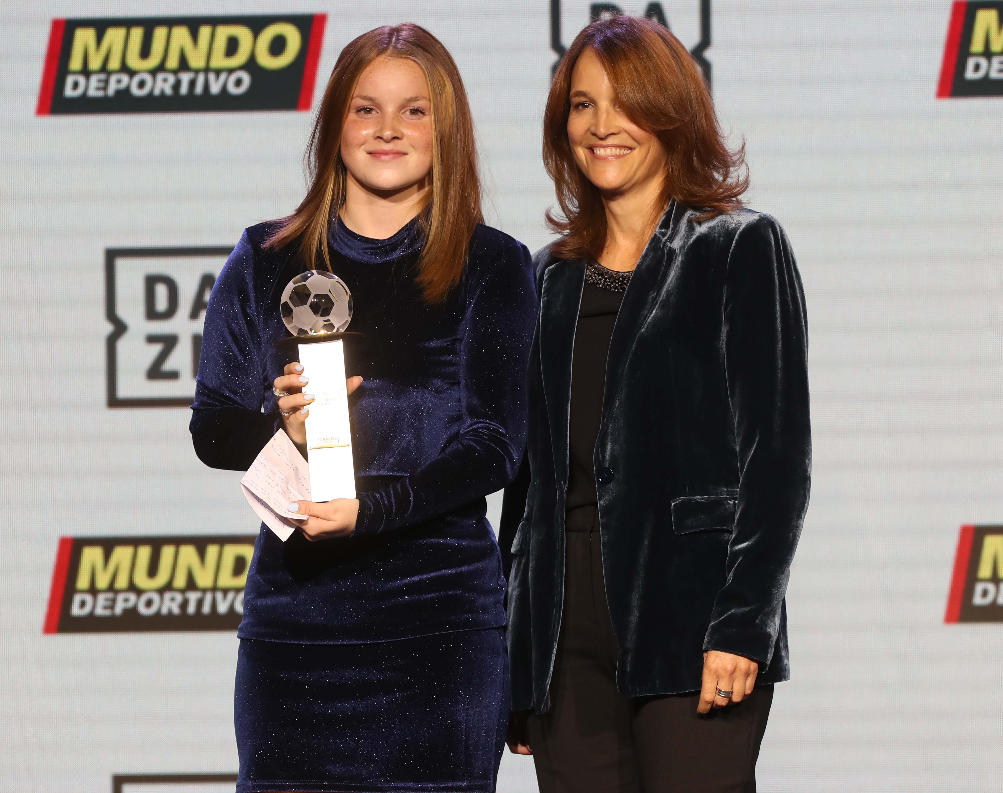 Nikita Tromp, en la entrega del Premio DAZN a la Promesa Europea en la primera gala del Fútbol Femenino Europeo