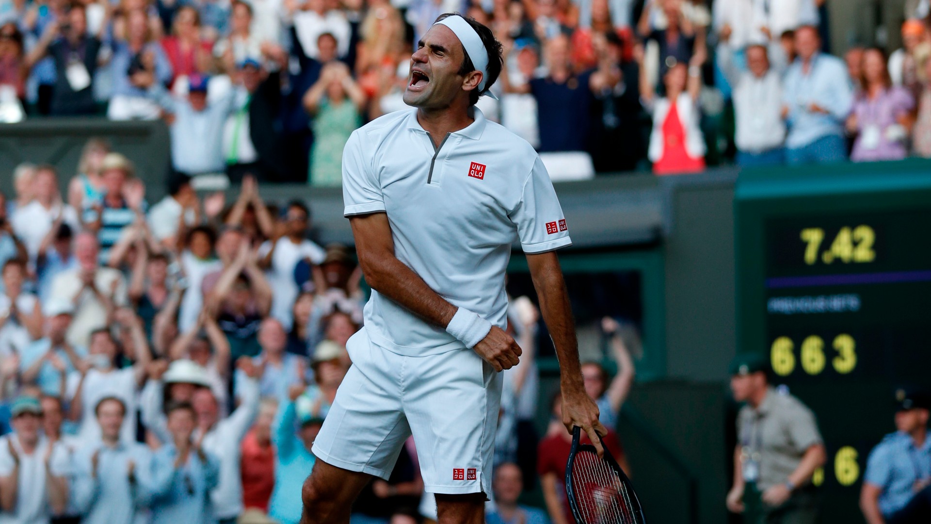 Roger Federer esulta sull'erba di Wimbledon
