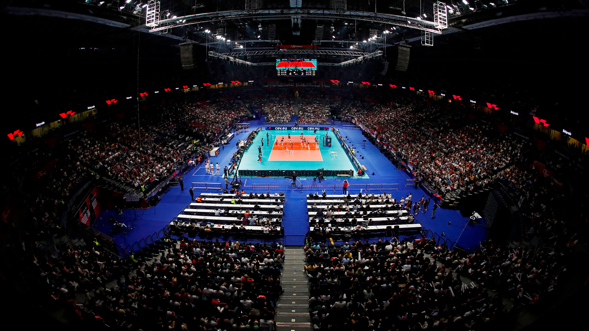 Le oltre 20.000 persone nel palazzetto di Belgrado