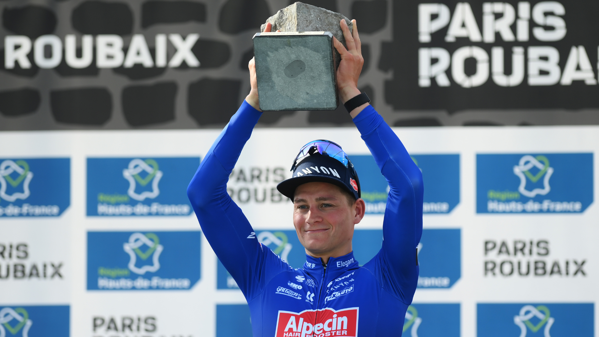 van der Poel festeggia la vittoria alla Roubaix