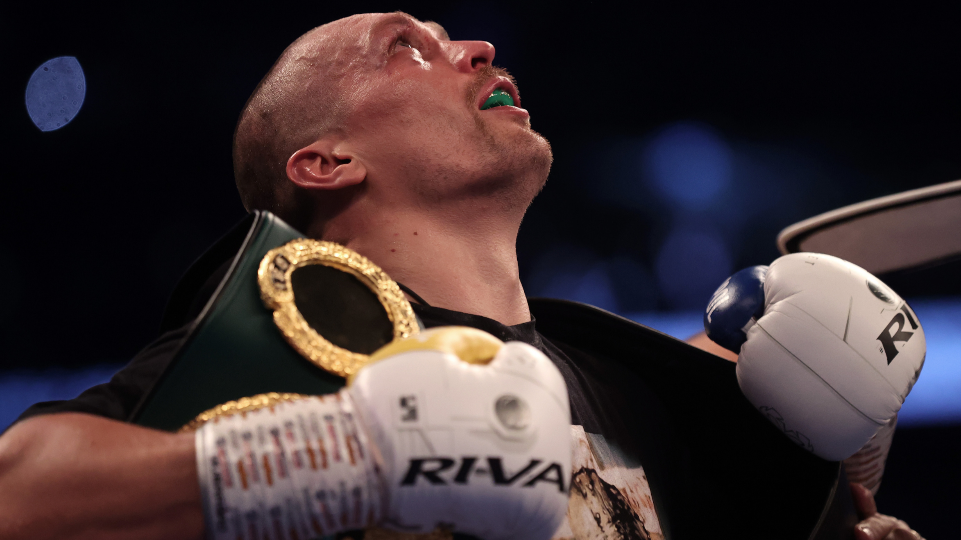 Oleksandr Usyk emozionato dopo la vittoria con Joshua