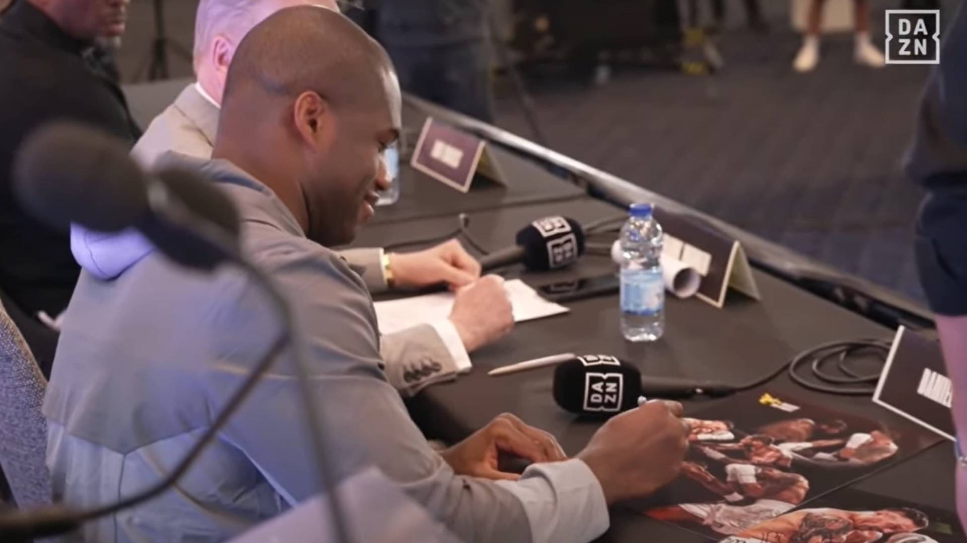 Dubois signs Usyk photo