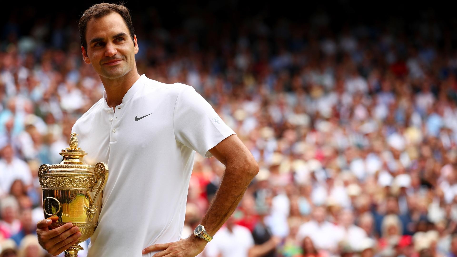 Roger Federer con in mano il trofeo di Wimbledon