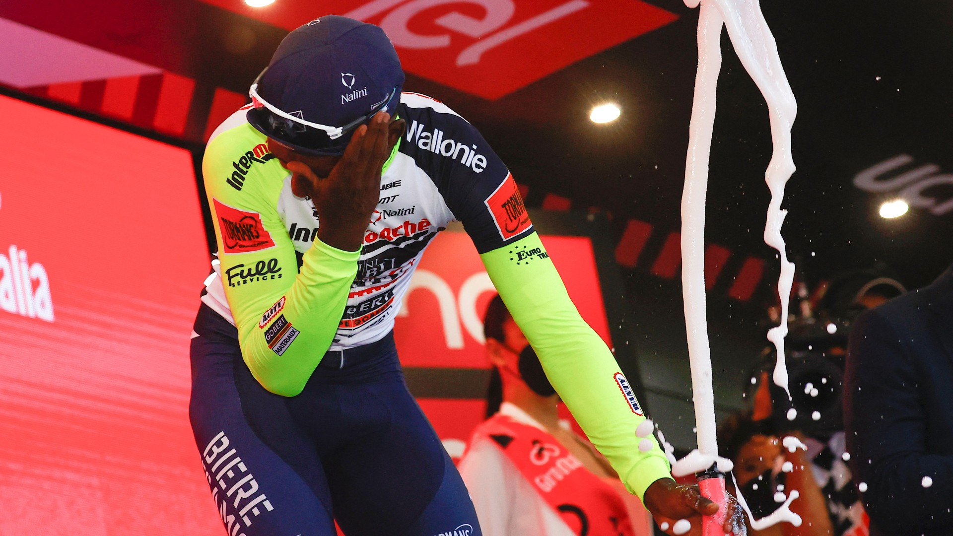 Giro d'Italia 2022, Biniam Girmay durante la premiazione della 10a tappa vinta a Jesi