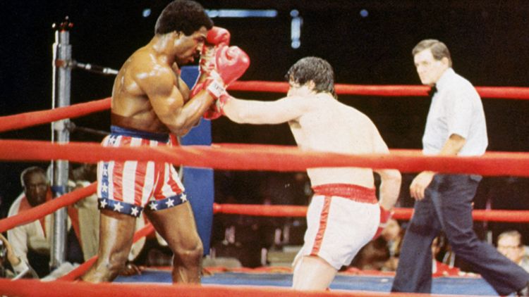 Rocky Balboa (Sylvester Stallone) colpisce Apollo Creed (Carl Weathers) durante le riprese del film Rocky