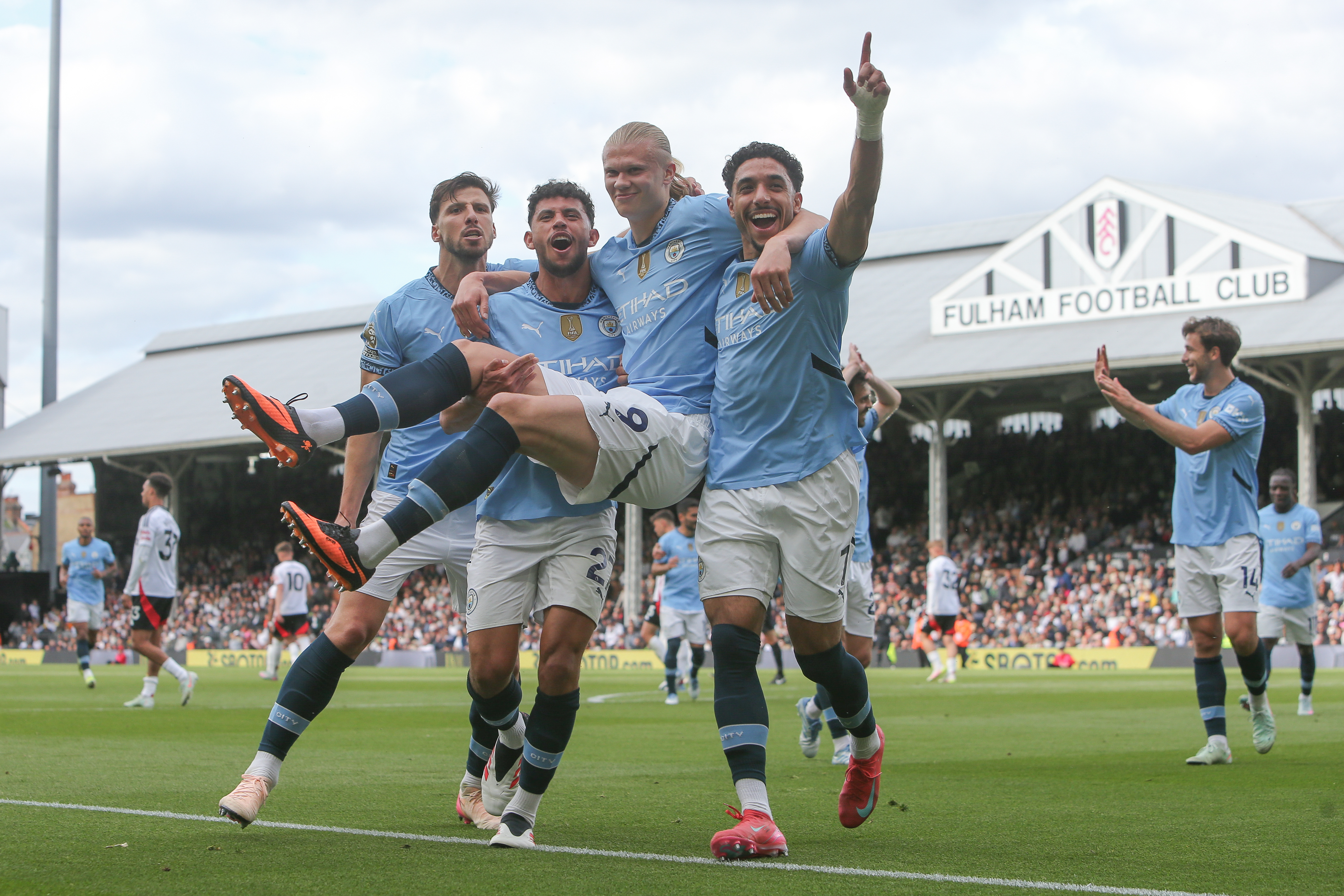 L'esultanza dei giocatori del Manchester City per il gol contro il Fulham