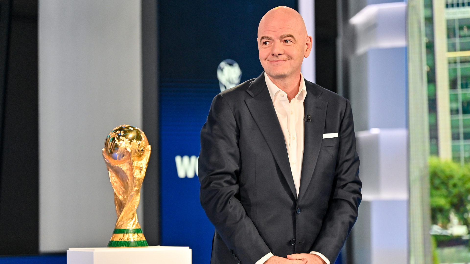 Gianni Infantino mit dem WM-Pokal