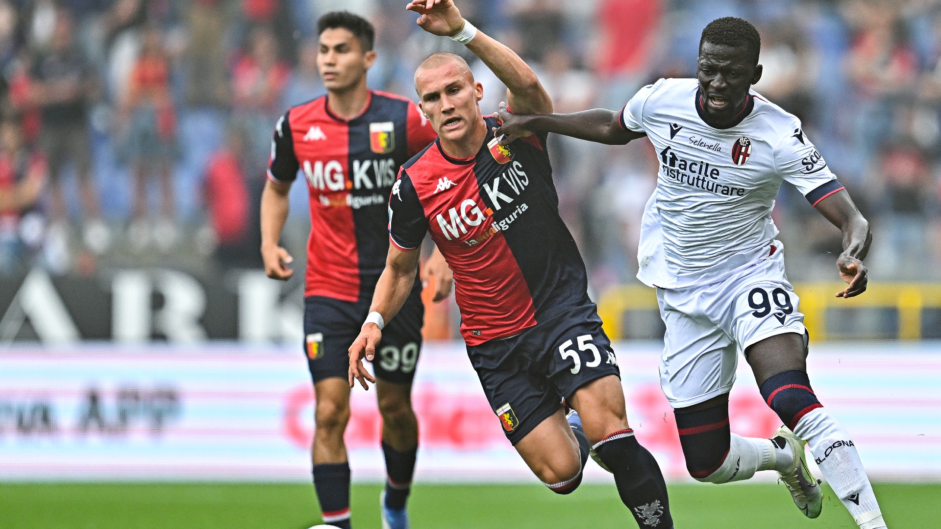 Ostigard del Genoa in contrasto con Barrow del Bologna