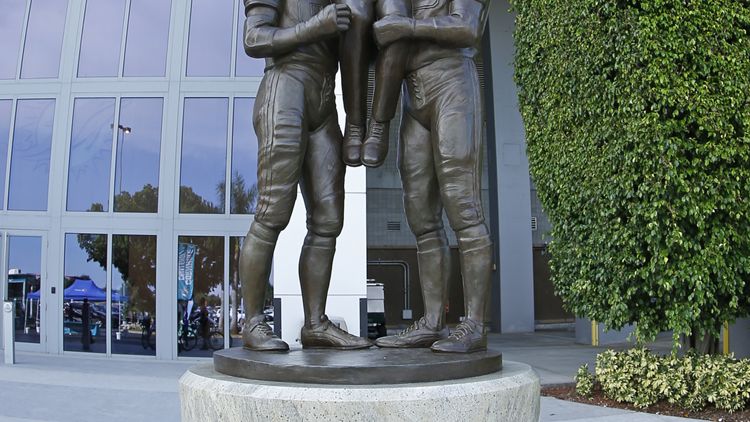 La statua dedicata a Don Shula, coach dei Miami Dolphins del 1972