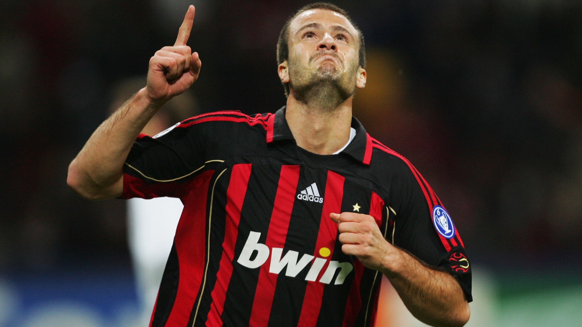 Gilardino esulta con la maglia del Milan