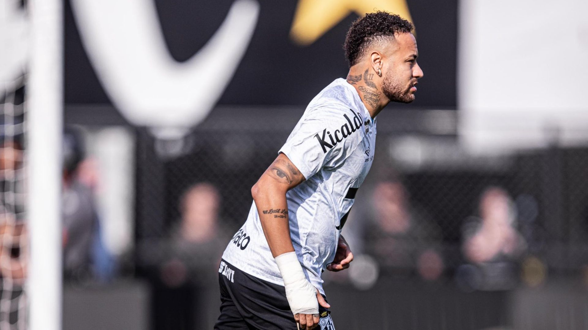 Neymar se ejercita con Santos