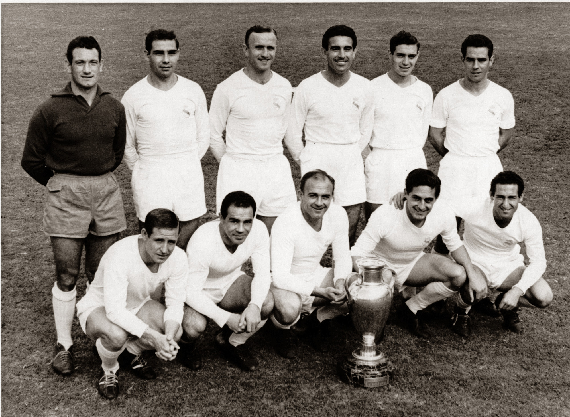 Il Real Madrid posa davanti alla Coppa dei Campioni nel 1958, prima della finale all'Heysel col Milan