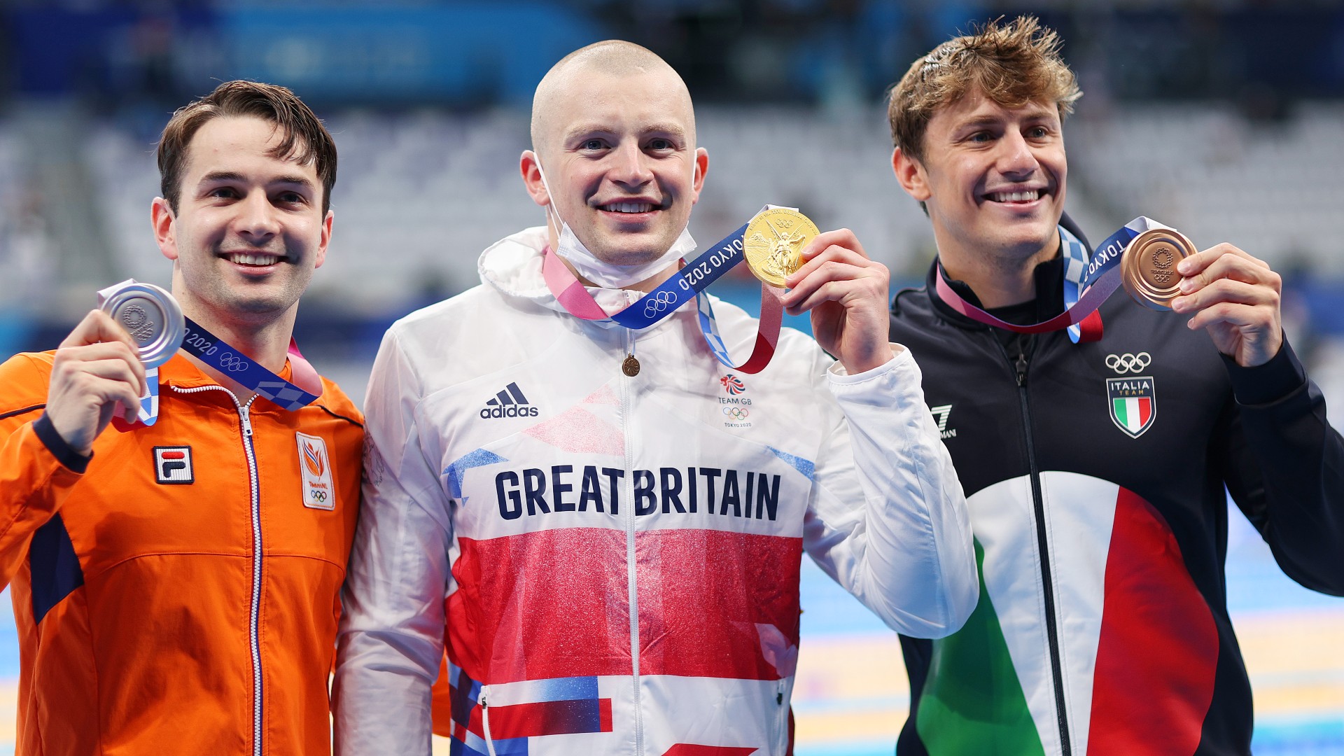 Tokyo 2020, il podio olimpico dei 100 rana con Adam Peaty e Nicolò Martinenghi.