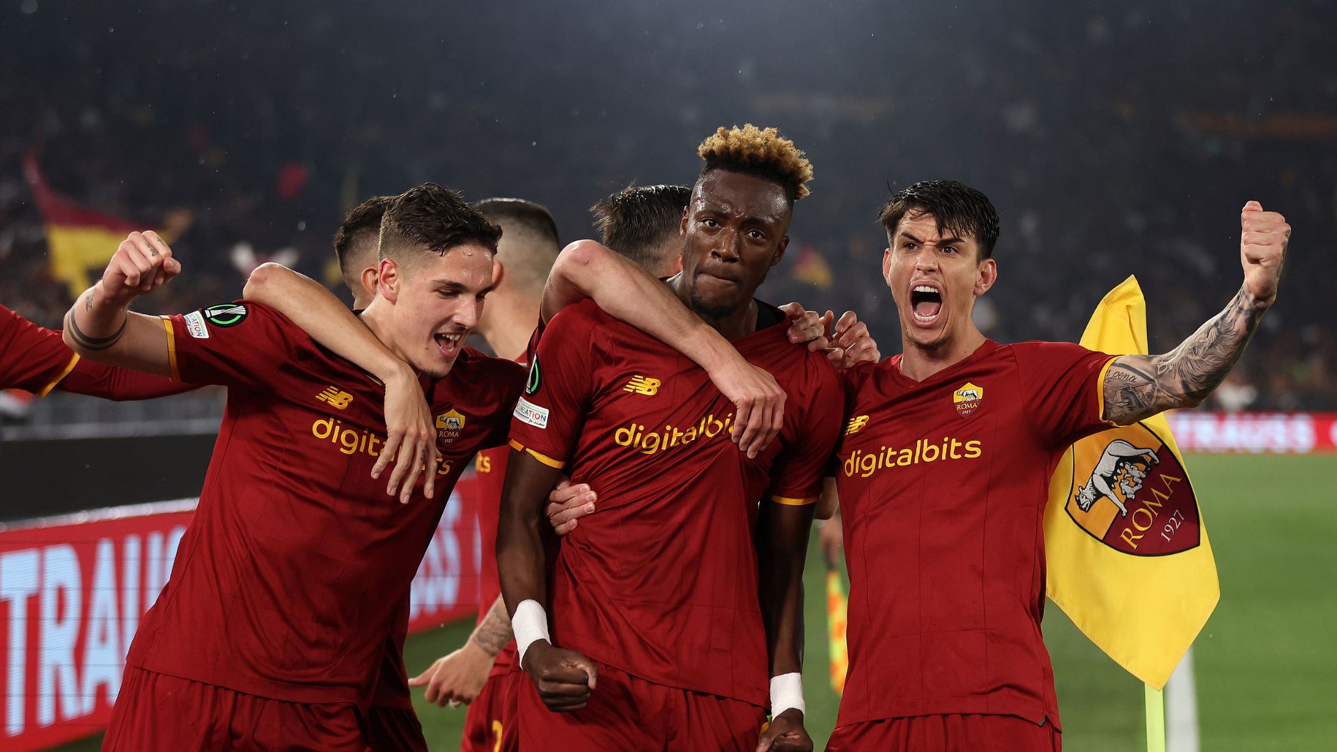Abraham, Zaniolo e Vina festeggiano insieme ai propri tifosi una vittoria fondamentale nella scorsa Uefa Europa Conference League