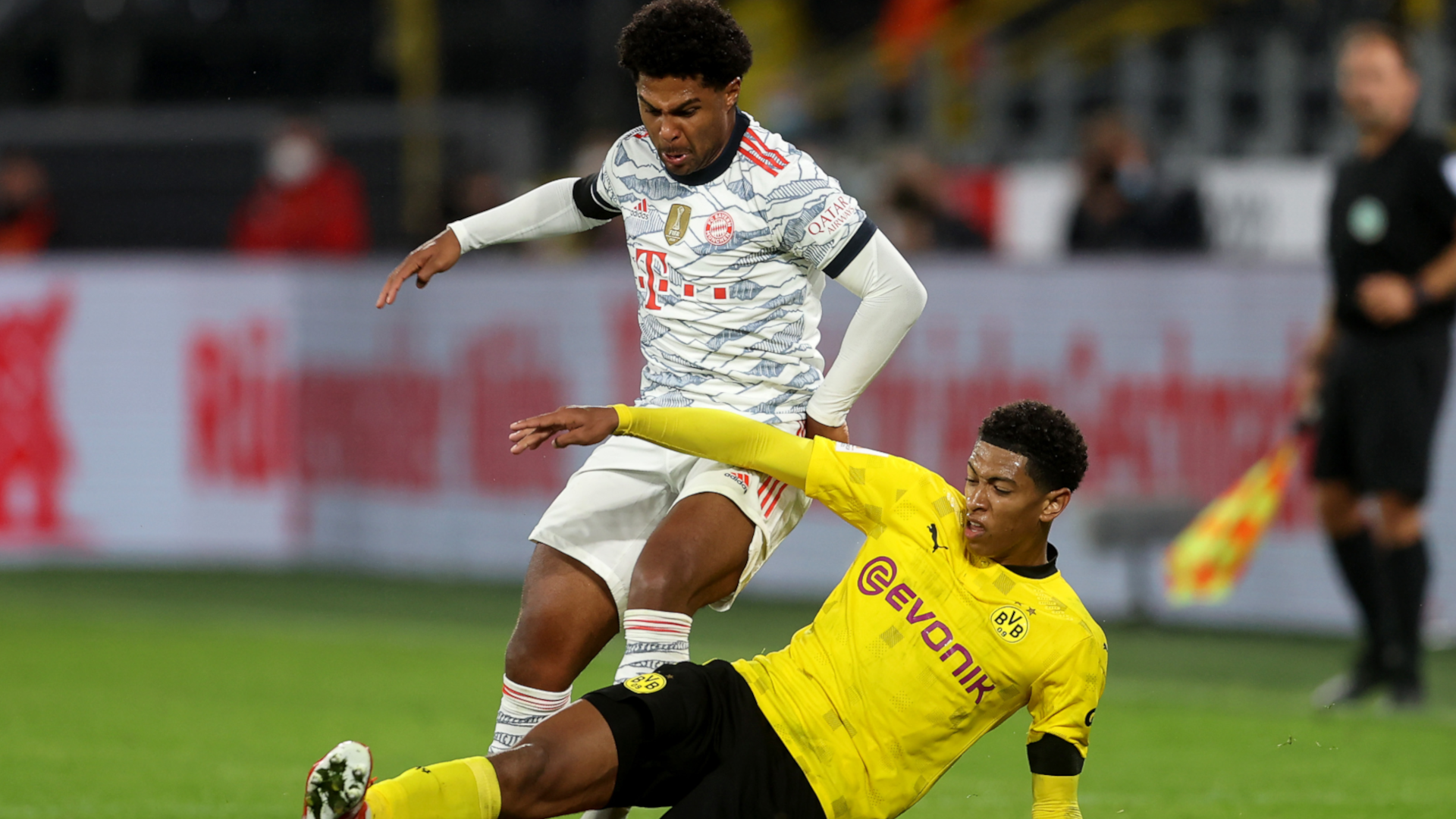 Serge Gnabry Jude Bellingham Borussia Dortmund FC Bayern München Supercup 17082021